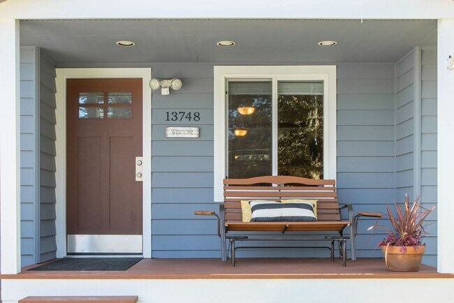 Building Photo - Charming Rambler in North Seattle!