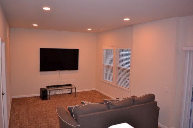 Building Photo - 1718 Beacon Ln