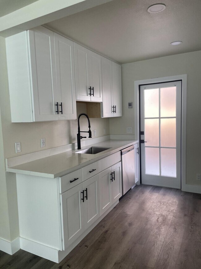 1st Floor 2 by 1, Kitchen - 2000 Channing Way