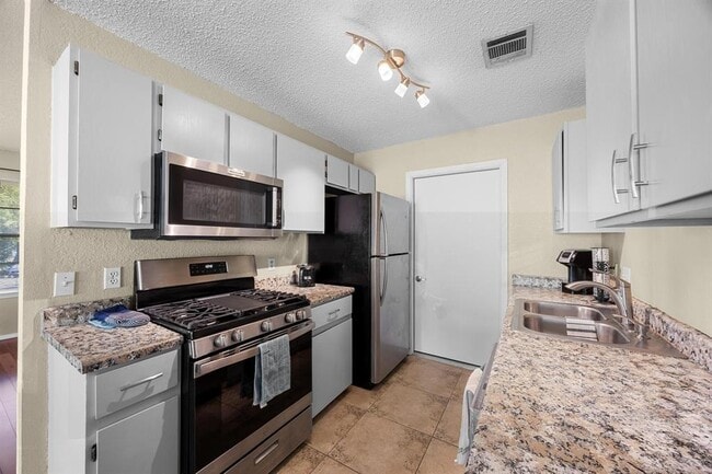 Building Photo - 1111 Fairlawn Cove