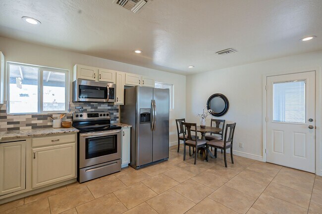 Building Photo - Scottsdale Home that has everything you need!