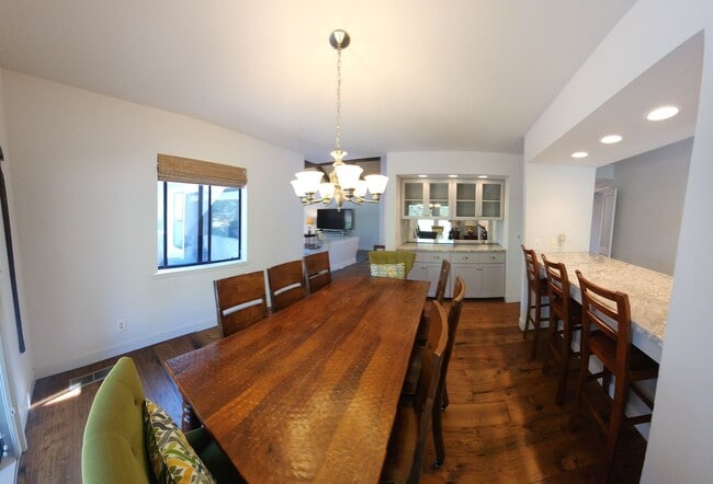 Building Photo - Furnished 3 bed 2.5 bath close to Poly.