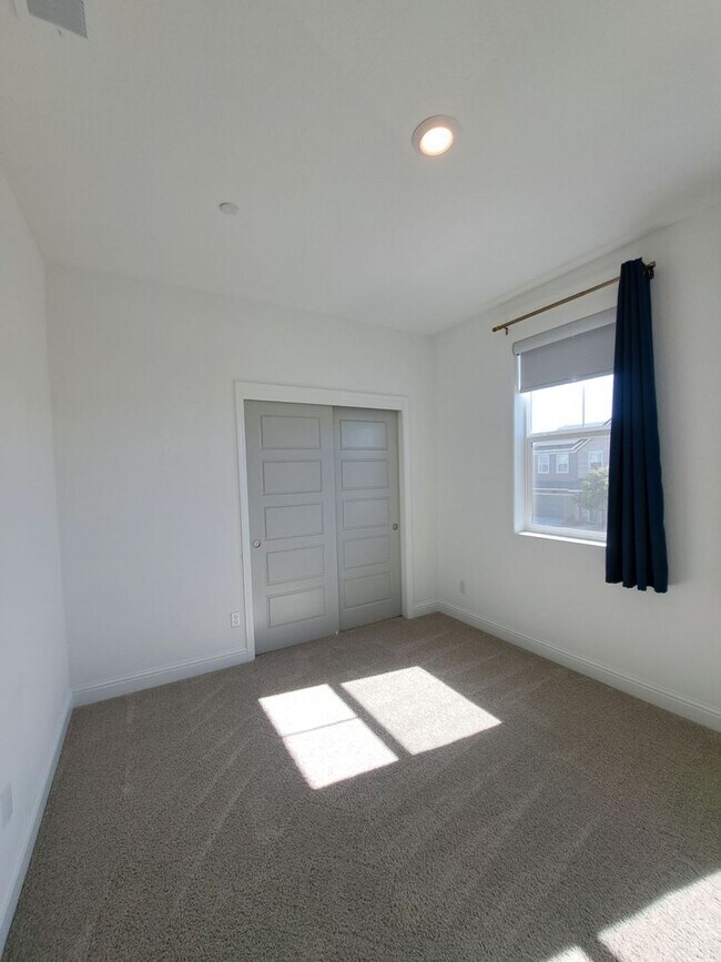 Building Photo - 911 Blue Oak Lane W