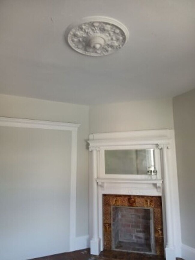 Building Photo - Allston 4.5 Bed  2 Bath - 9/1