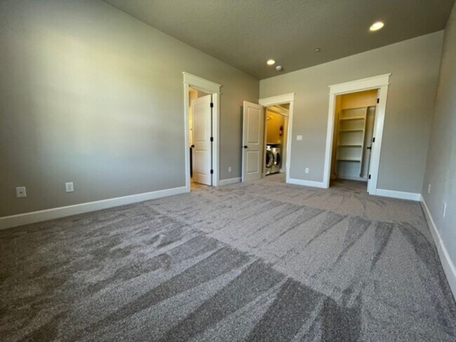 Building Photo - Happy Valley Townhome! 2Bed + Den/Office w/ 2.5 Bath ~ Garage, Washer/Dryer ~ Convenient to PDX A...