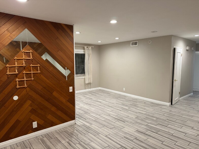 Building Photo - 753 Windwood Dr