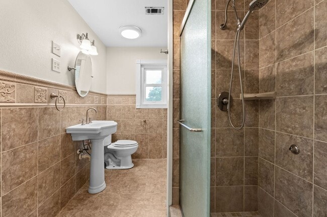 Building Photo - Beautiful 4bed/2 bath