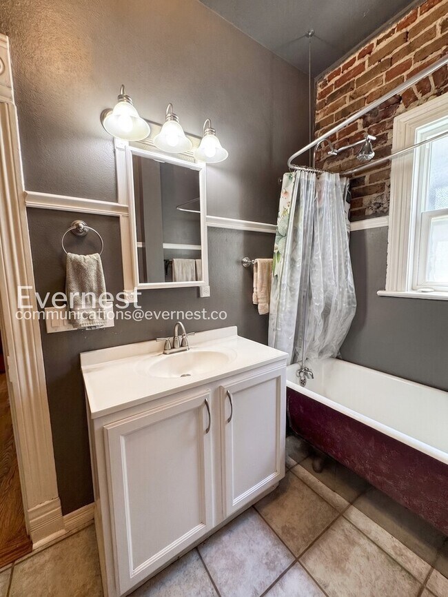 Building Photo - 2-Bed/1-Bath Home/Available Now!