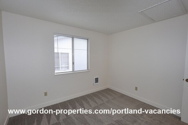 Building Photo - SE 15th Ave - remodeled 3 bedroom duplex w...