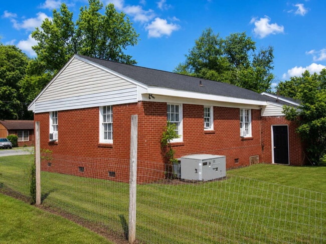 Building Photo - 1502 Woodmere Dr