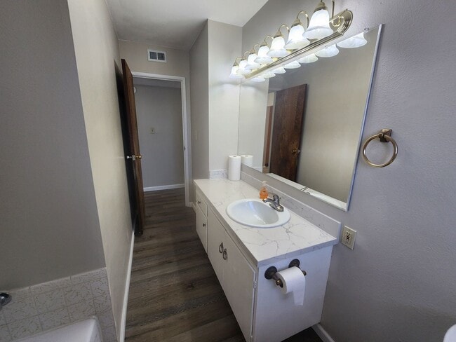 Building Photo - Beautiful Remodled, 3 Bedroom Home!
