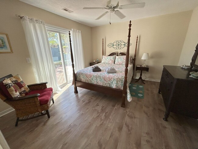 Building Photo - Monthly furnished rental 2 1/2 miles from ...