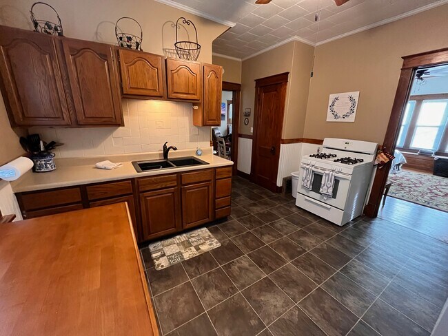 fully equipped kitchen - 2608 Leclaire St