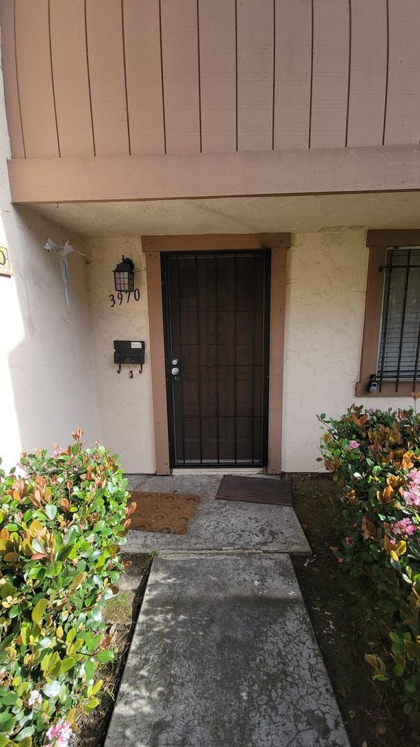 Building Photo - Spacious 4-Bed Townhome in the Heart of Cl...