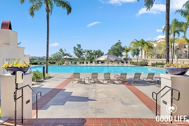 Building Photo - Stunning 3BD/2.5BA Townhouse in Eastlake W...