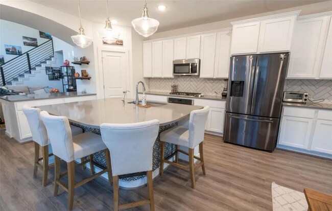 Building Photo - Charming 4 beds 2.5 baths in Meadowlakes!