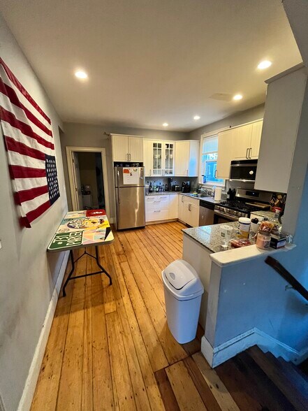 Building Photo - 731 Parker St