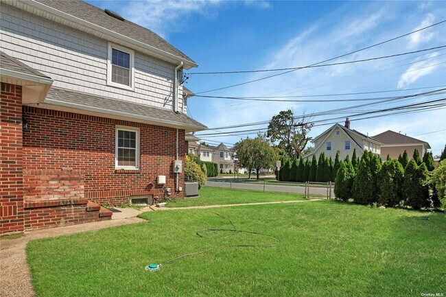 Building Photo - 92 Hillside Ave