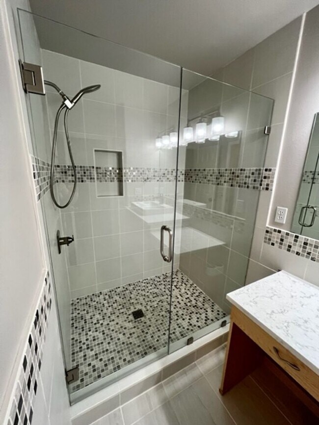 Building Photo - Updated 3 Bedroom Condo!
