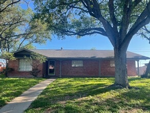 Building Photo - Spacious Northwest Single-Family Home for Rent