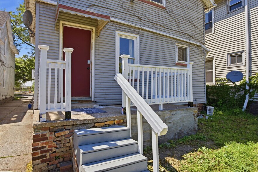 Building Photo - 2121 W 11th St