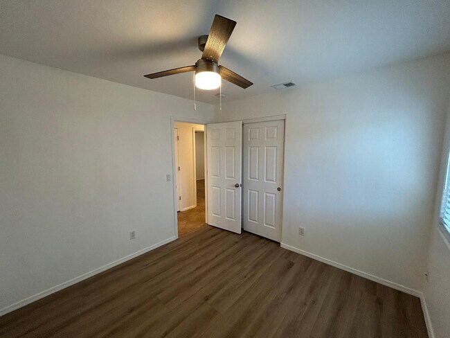 Building Photo - 3126 W Zachary Dr