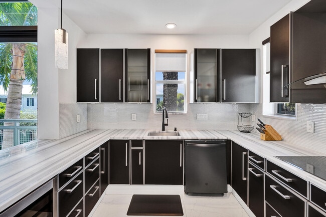 Building Photo - 365 SE 6th Ave