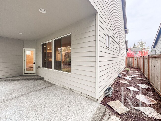 Building Photo - Spacious East Bremerton Home with Vaulted ...