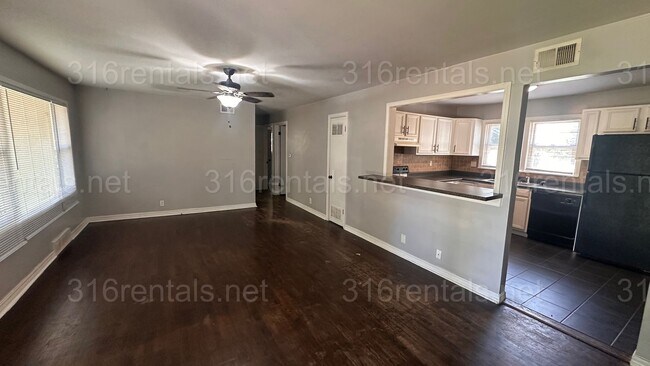 Building Photo - $1200 - 3 bed 1 bath - Single Family Home