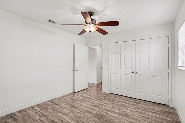 Building Photo - 2211 Barbell Ln