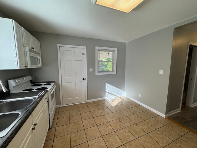 Building Photo - Available to Show