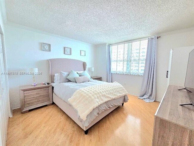 Building Photo - 1155 Brickell Bay Dr