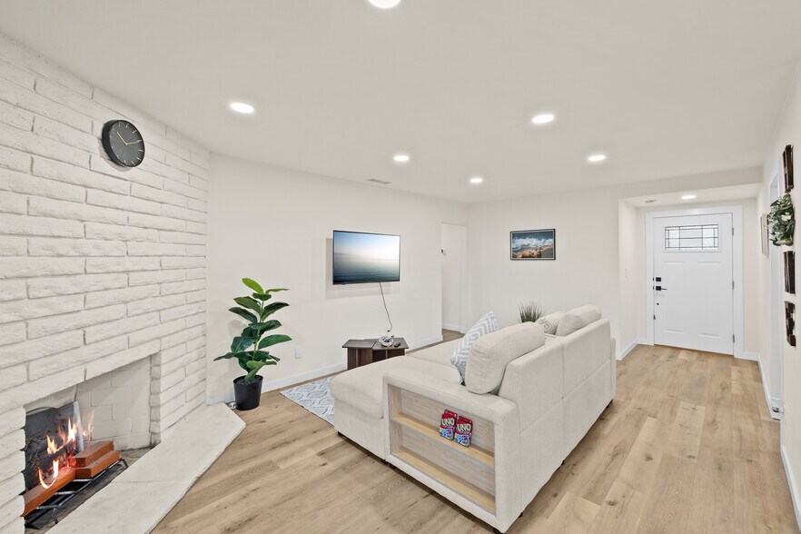Building Photo - 6449 Woodlake Ave