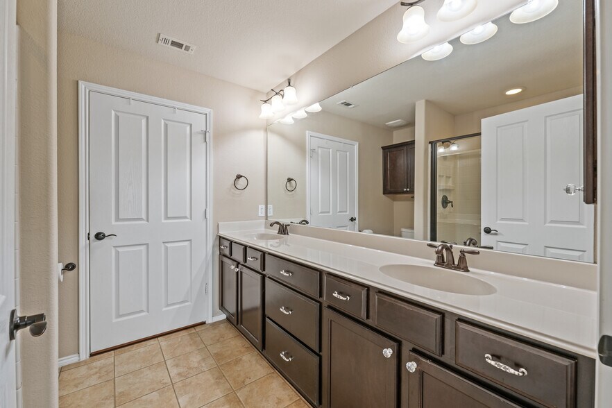 Building Photo - 245 Mariposa Ln