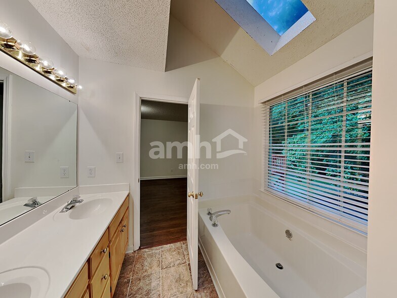 Building Photo - 412 Redpath Dr
