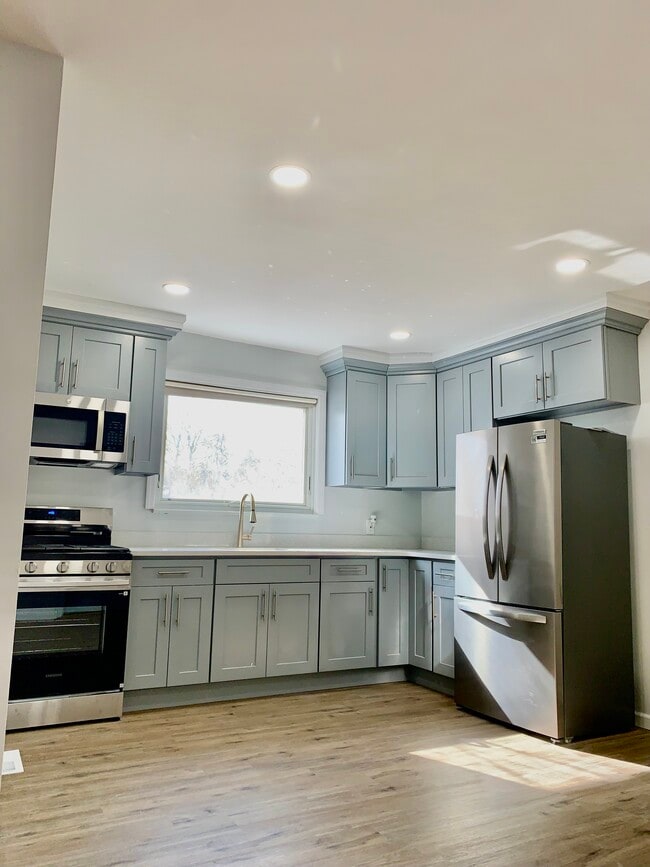 Building Photo - 336 Scranton Ave