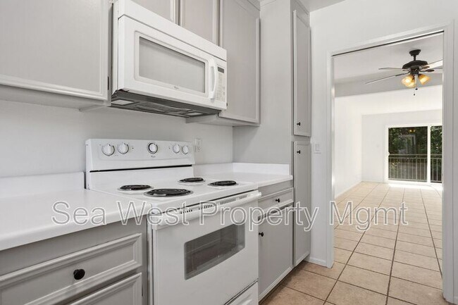 Building Photo - 820 Encinitas Blvd