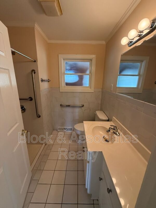 Building Photo - 1542 N Tremont Dr