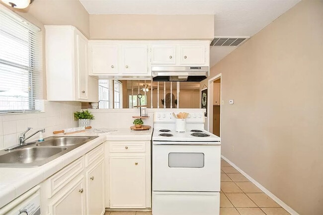 Building Photo - 10807 Sugar Hill Dr