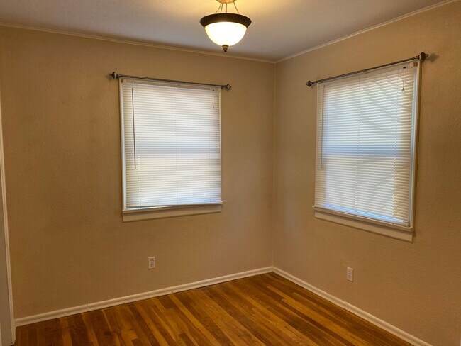 Building Photo - Beautiful 3 bed/2 bath On South Hill!