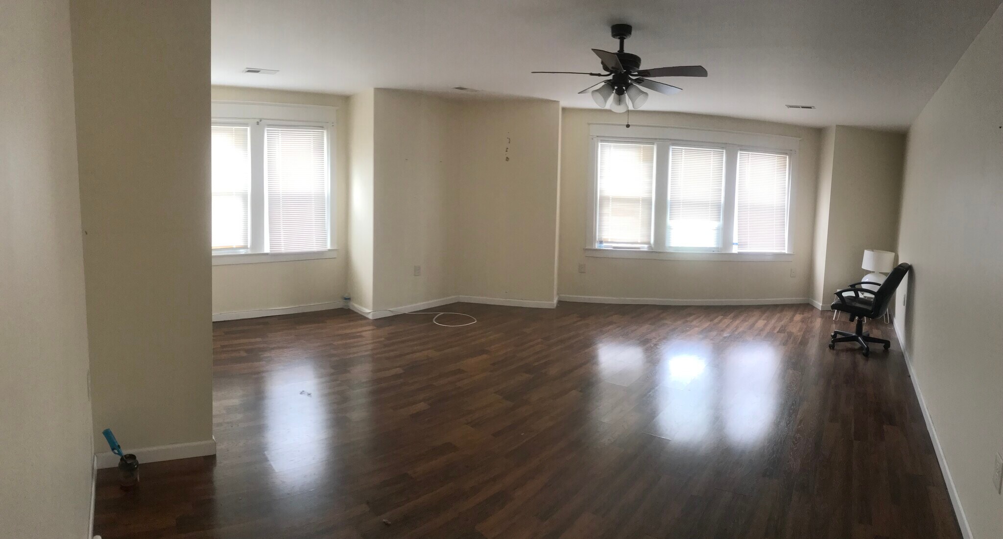 Large main bedroom - 20 E Sellers Ave