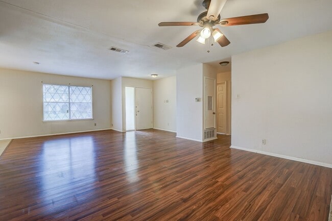 Building Photo - 206 Meadow Path Dr