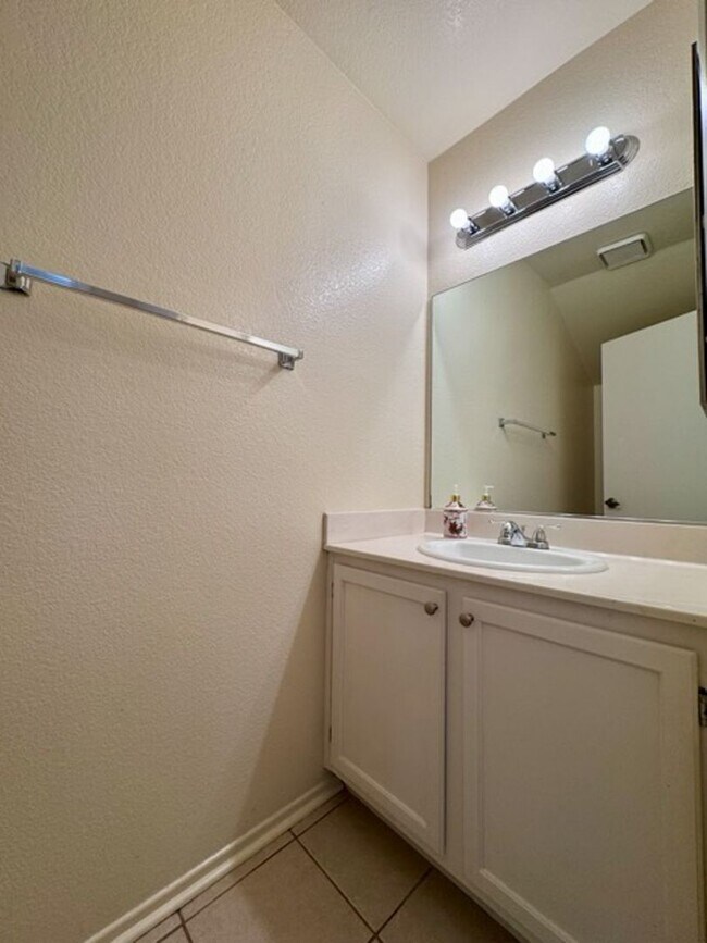 Building Photo - Spacious 3 Bedroom Home with High Ceilings...