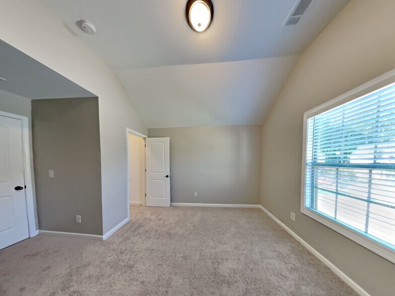 Building Photo - 400 Louise Way