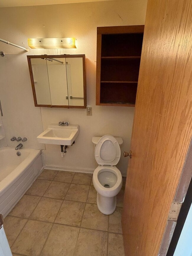 Building Photo - 1-bedroom 1 bath Upstairs Apartment