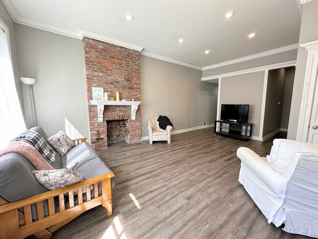 Building Photo - 2221 Jane St