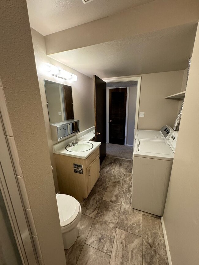 Building Photo - 2 bed, 2 office, 2 bath Townhouse