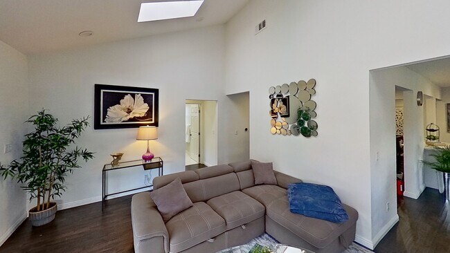 Building Photo - 15153 La Maida St