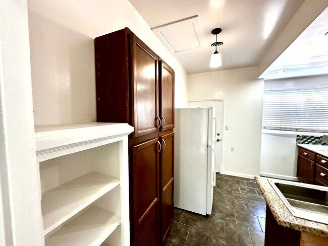 Building Photo - 607 N El Molino Ave