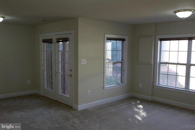 Building Photo - Discover this beautifully updated end unit townhome offering a perfect blend of style, comfort, a...